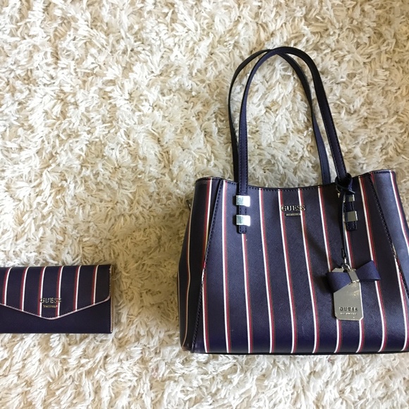 👜✨ GUESS PURSE AND MATCHING WALLET SET - Picture 1 of 5